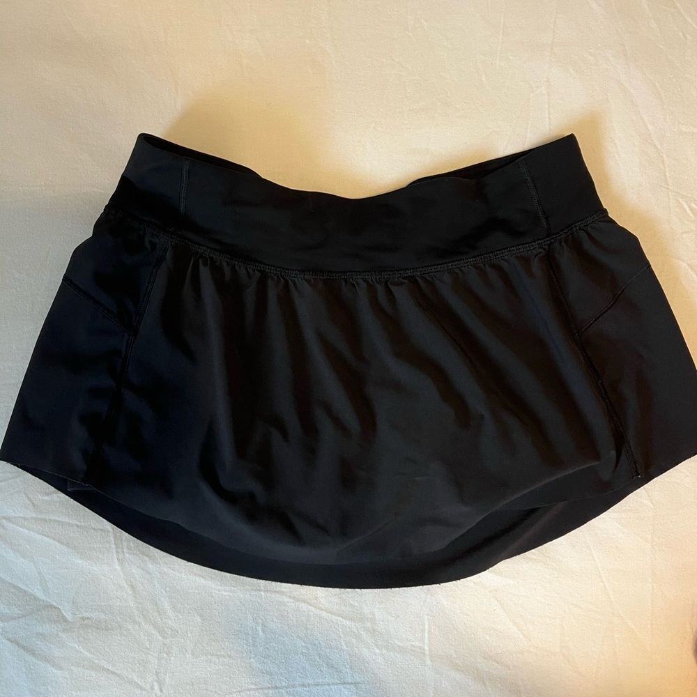 Lululemon Mid Rise Short Tennis Skirt in Black, Size 6